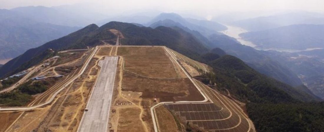 China-explode-centenas-de-montanhas-e-cria-aeroporto-no-topo-de-um-penhasco-pista-de-26-km-surge-a-1.700-metros-1095x730