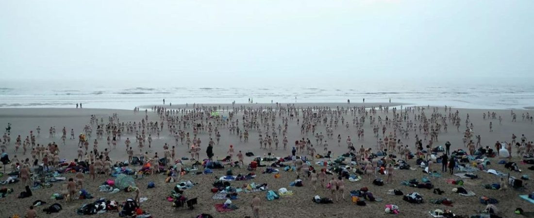 Cientos de personas nadaron desnudas en el Mar del Norte para recibir el equinoccio de otoño