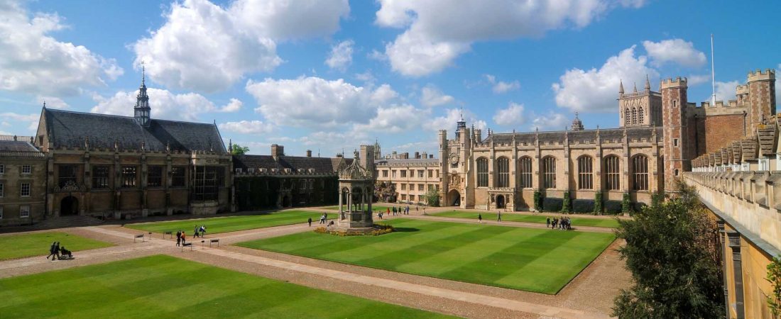 Cmglee_Cambridge_Trinity_College_Great_Court (1)