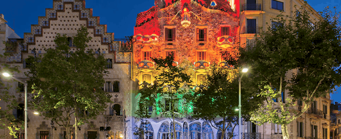 Como cada año, la fachada de Casa Batlló lucirá con los colores de la bandera LGTBI 1