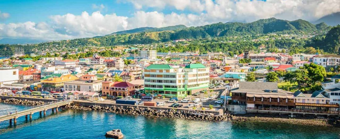 Cómo llegar a Dominica, la isla montañosa del Caribe que destaca por sus termas naturales y bosques tropicales