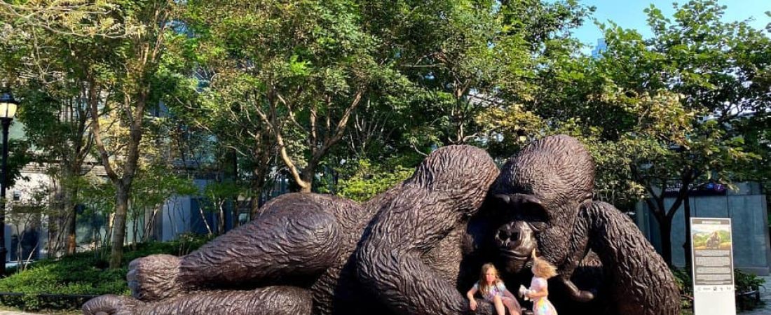 Crean la escultura de bronce más grande del mundo con forma de King Kong para reflexionar sobre la extinción de los gorilas 1