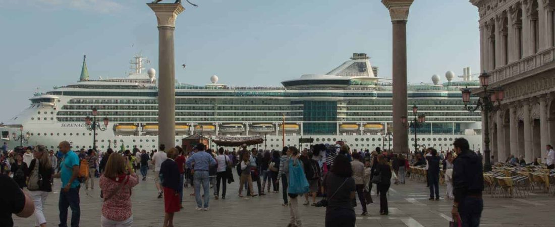 Cruise-ship-near-St-Mark-square-Venice