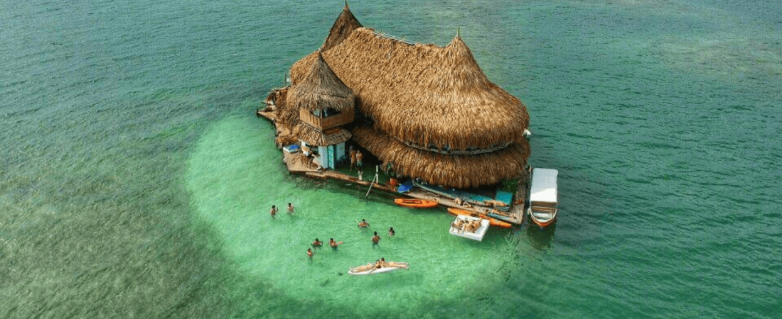 Descubre 'Casa en el agua' un eco-hostel colombiano rodeado completamente por el mar Caribe 1