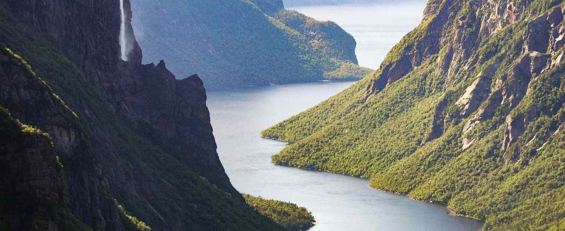 Descubre-el-parque-menos-visitado-de-Canada-con-fiordos-y-bosques-intriper.jpg