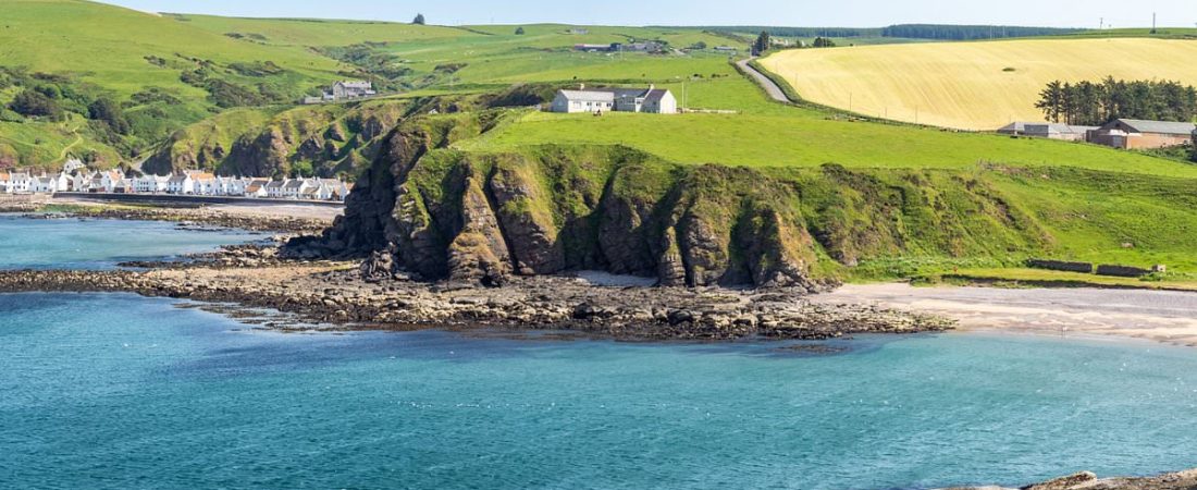 Descubre-la-pintoresca-aldea-costera-escocesa-con-vistas-espectaculares-intriper.jpg