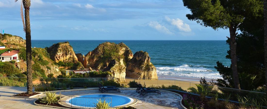 Descubre-playas-paradisiacas-para-relajarte-en-la-costa-portuguesa-intriper.jpg