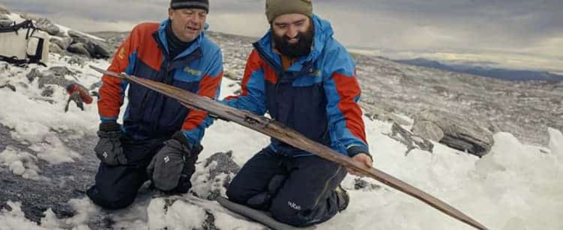 Descubren el par de esquís más antiguo del mundo en un glaciar en Noruega-1