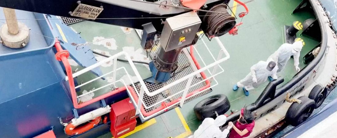 Trabajadores de la salud desembarcan del MV Hondius, un crucero que lleva a casi 150 personas, frente a Cabo Verde, el 4 de mayo del 2026.  (Qasem Elhato via AP)