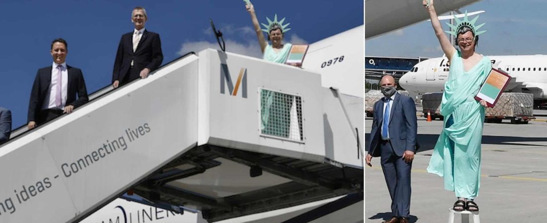 El Aeropuerto de Múnich invita a una Estatua de la Libertad humana para celebrar la reanudación de vuelos a New York de United Airlines 7