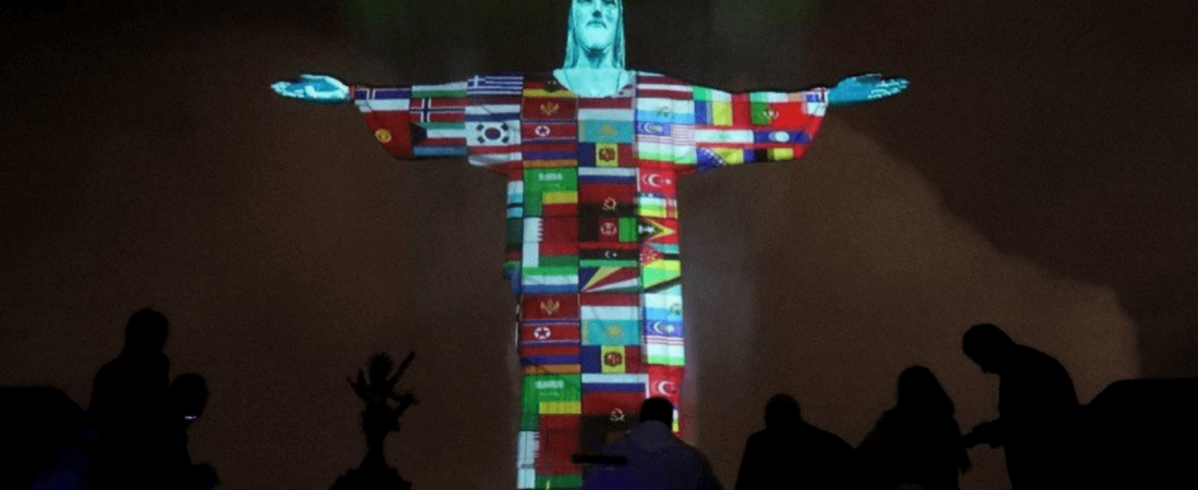 El Cristo Redentor de Río de Janeiro se iluminó de banderas de países afectados por el coronavirus (2)