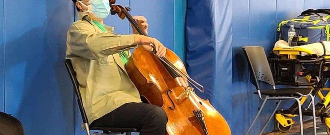 El famoso violonchelista Yo-Yo Ma recibió su segunda dosis de la vacuna contra el Covid-19 y decidió celebrarlo dando un concierto sorpresa en un centro de vacunación en Massachusetts 1