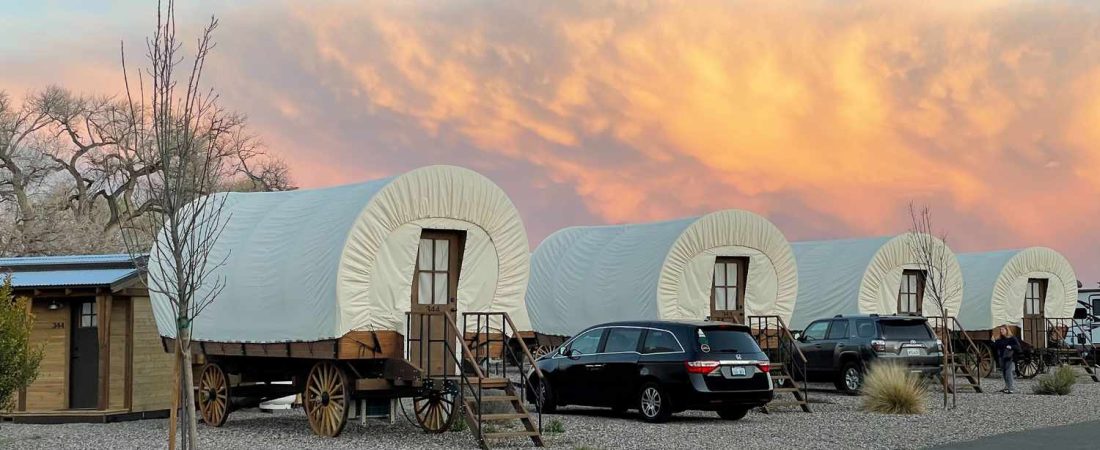 El-mejor-camping-de-EE.UU_.-con-glamping-cabanas-y-RV-en-zona-oscura-intriper.jpg