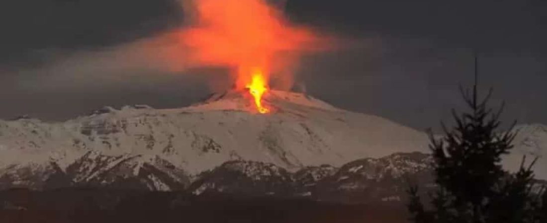 El monte Etna, el volcán más activo de Europa, entró en erupción y obligó a suspender vuelos a Catania