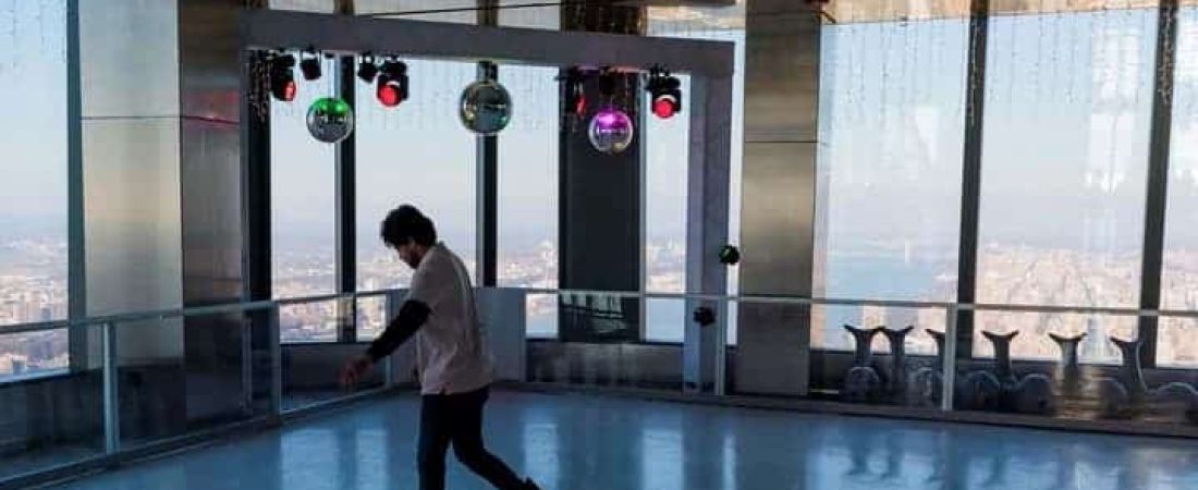 El observatorio Edge de Nueva York inaugura Sky Skate, su propia pista de patinaje sobre hielo-1