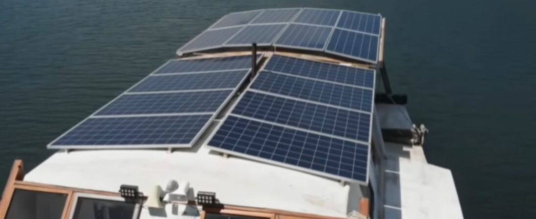 Ele-largou-tudo-para-viver-no-mar-e-construiu-o-proprio-quartel-general-autossuficiente-1-1095x730