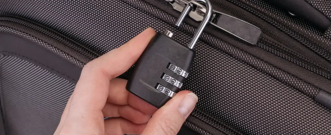Empleado-de-seguridad-de-aeropuerto-revela-error-que-todos-cometemos-al-poner-un-candado-a-la-maleta-shutterstock_372592261