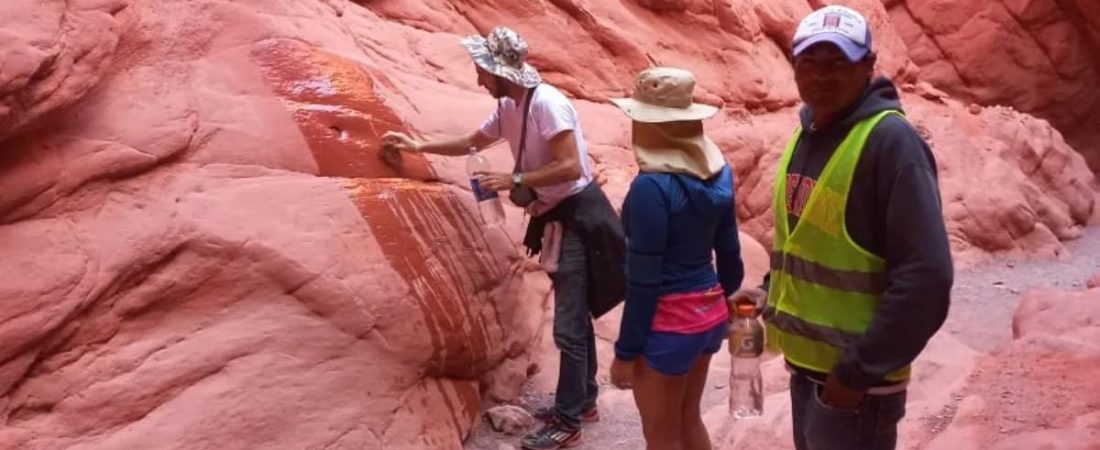 Encontraron a turista dañando un patrimonio natural en Jujuy le hicieron cumplir con tareas de limpieza en el lugar