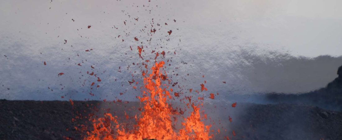 Erupciones-volcanicas-en-Islandia-obligan-evacuacion-de-turistas-y-locales-intriper.jpg