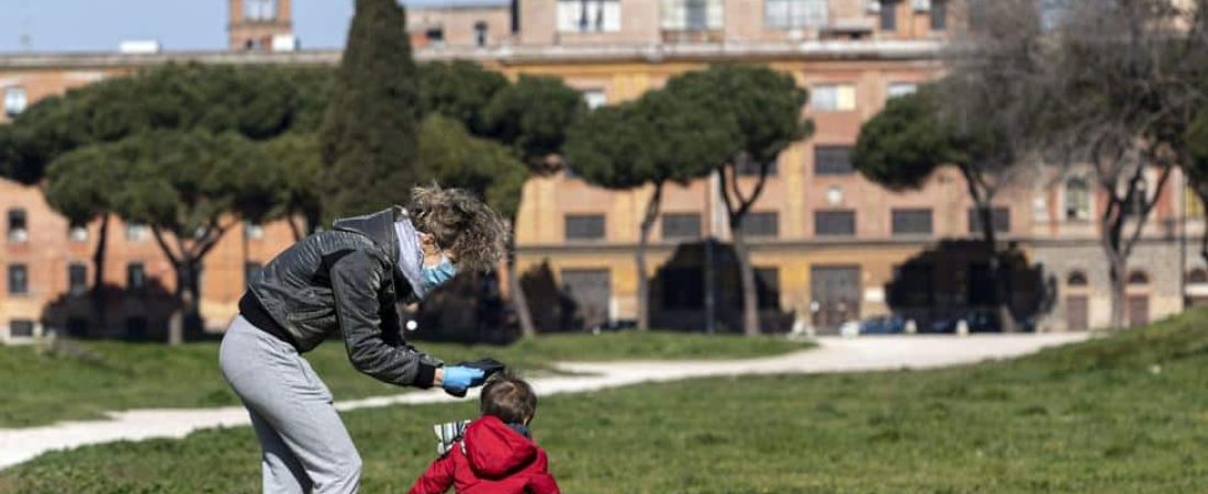 Escándalo y contradicciones en Italia el gobierno autoriza a padres y sus hijos pequeños a dar unas vueltas cerca de casa