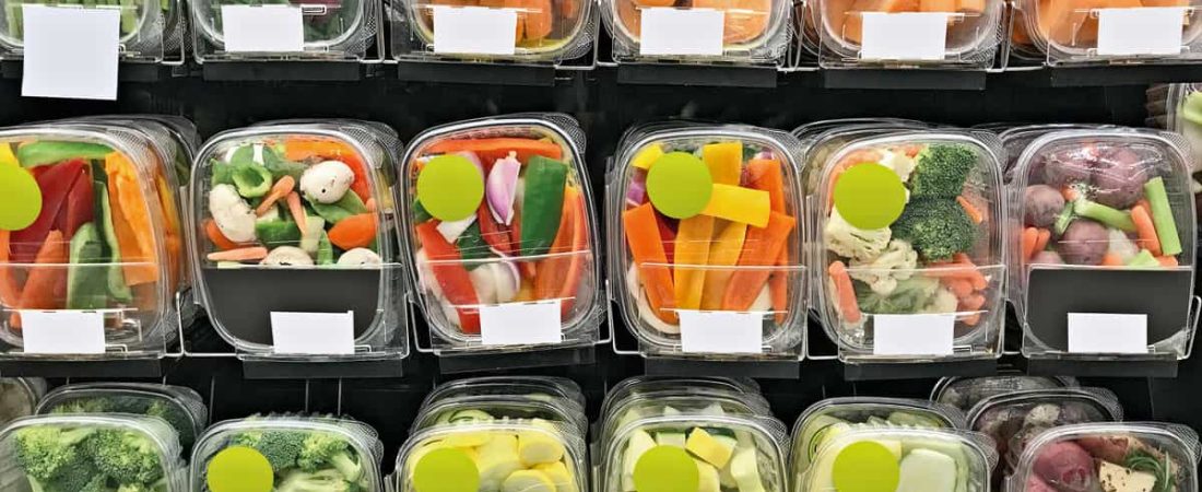 España buscará prohibir la venta de fruta y verduras en envases de plástico a partir de 2023-4