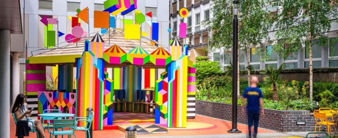 Esta artista transformó gratis el patio de un hospital de niños en Inglaterra y los resultados son increíbles