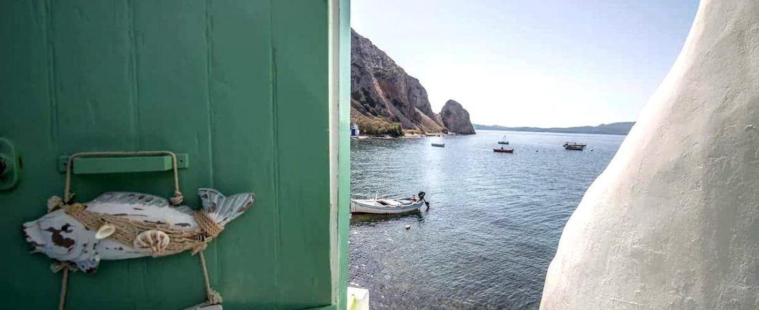 Este Airbnb en Milos es perfecto para quienes buscan mojar los pies en el Mediterráneo antes que tomar el desayuno-1