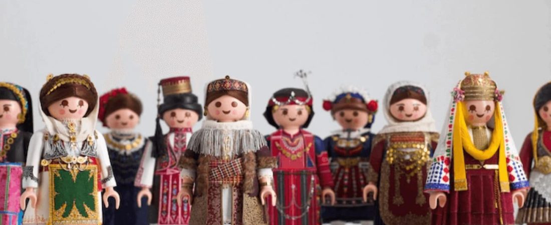 Este artista vistió muñecos Playmobil con trajes típicos para celebrar la diversidad cultural de Grecia 1