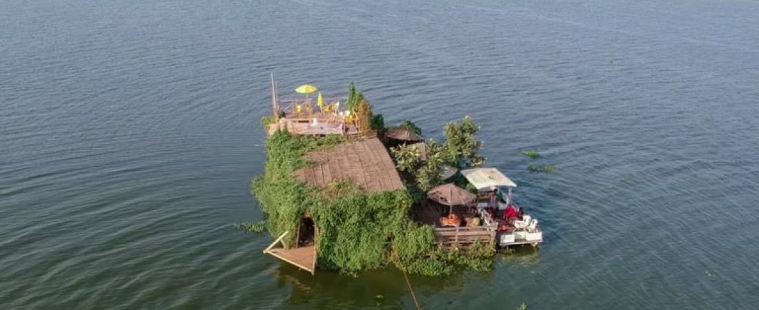 Este asombroso barco turístico fue construido a partir de basura reciclada del lago Victoria-1