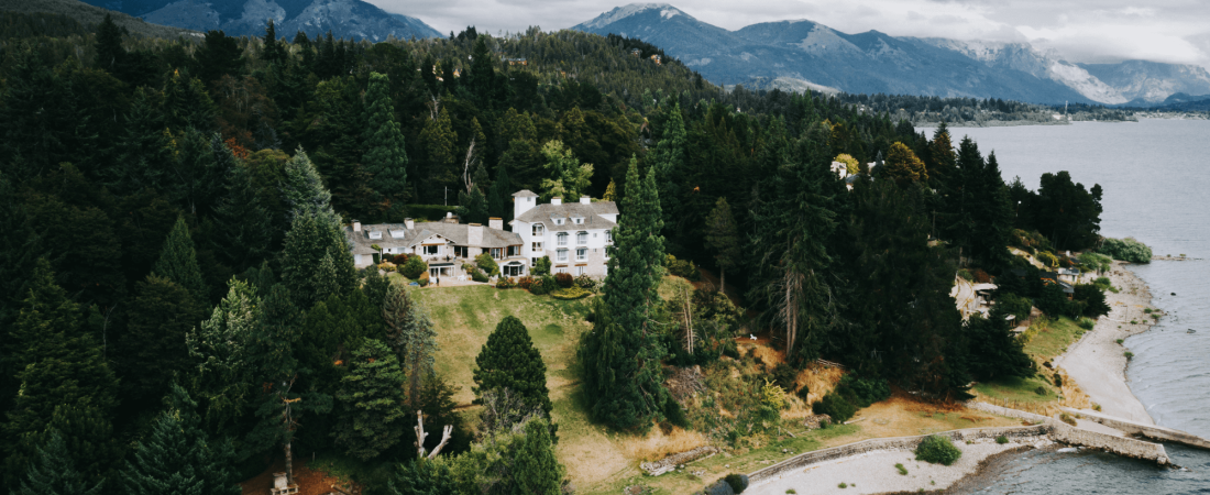 Este auténtico hotel en la Patagonia es ideal para un merecido descanso posee una reserva natural con una cascada propia y vistas al lago Nahuel Huapi 1