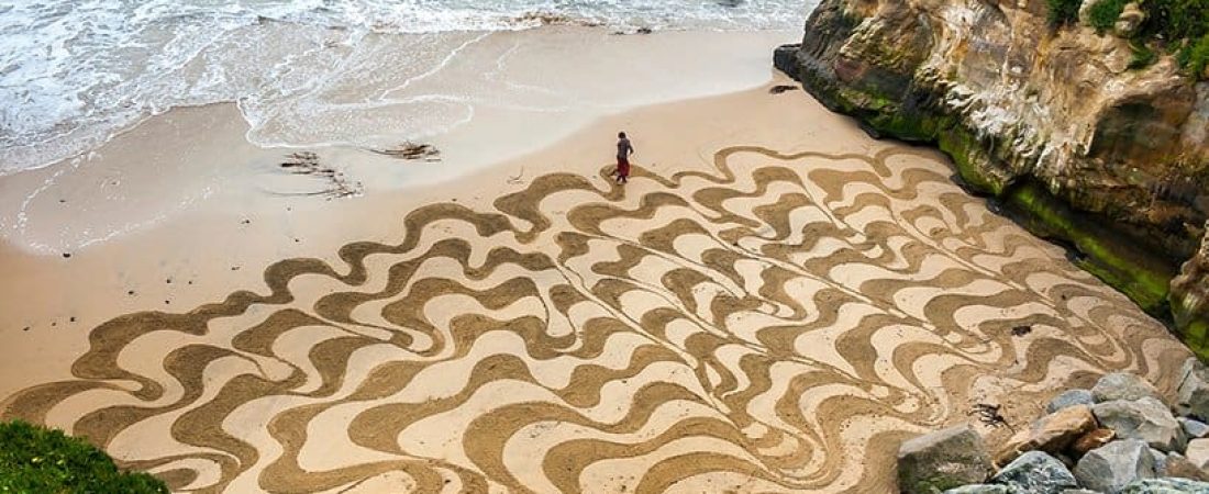 Este paisajista graba enormes diseños y patrones sobre la arena en playas de todo el mundo 2