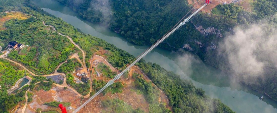 Este puente con fondo de cristal más largo del mundo es la nueva (y vertiginosa) atracción para conocer en China