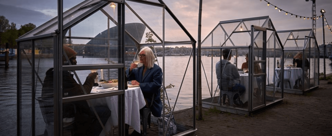 Este restaurante holandés implementa la instalación de mini invernaderos para cumplir con el distanciamiento físico 4