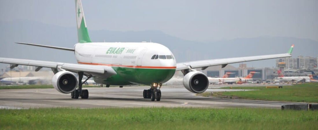 A passenger aircraft of Taiwan's EVA Airways takes off from Sungshan airport in Taipei on October 31, 2010 as the capital city and Tokyo open a new air service.    AFP PHOTO/PATRICK LIN (Photo credit should read PATRICK LIN/AFP via Getty Images)