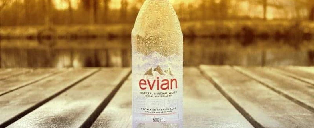 Evian presenta nuevo envase una botella 100% reciclada y sin etiqueta de papel 1