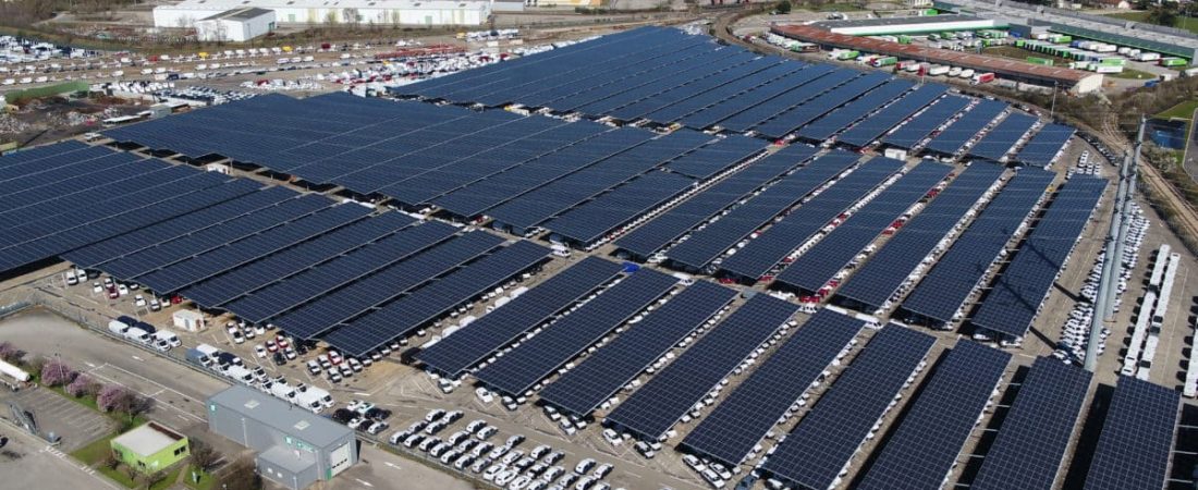 Francia dispone una nueva legislación para que los estacionamientos de autos tengan paneles energia solar-9