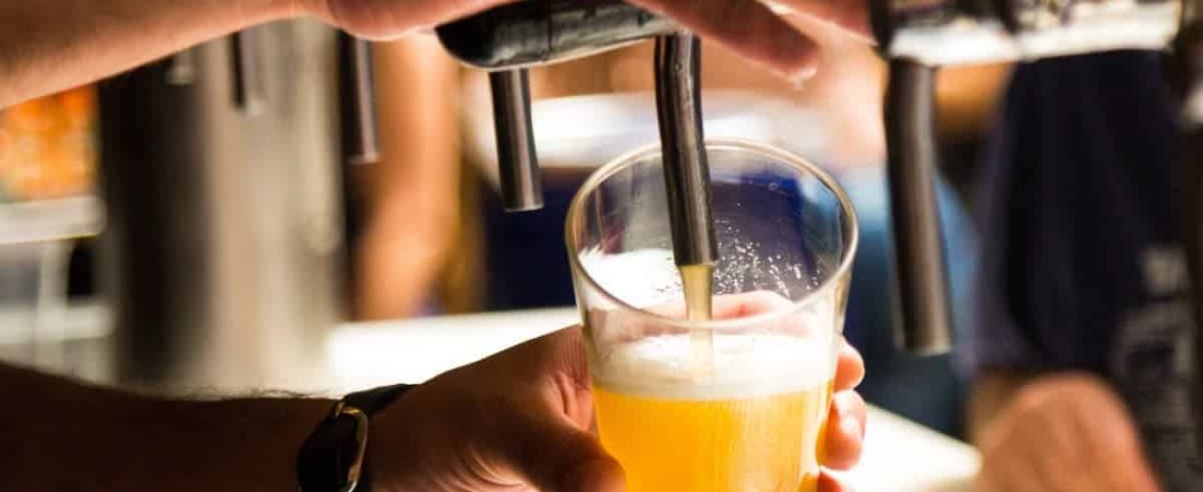 Fue a un bar y pidió una cerveza, pero lo que le trajeron se volvió viral