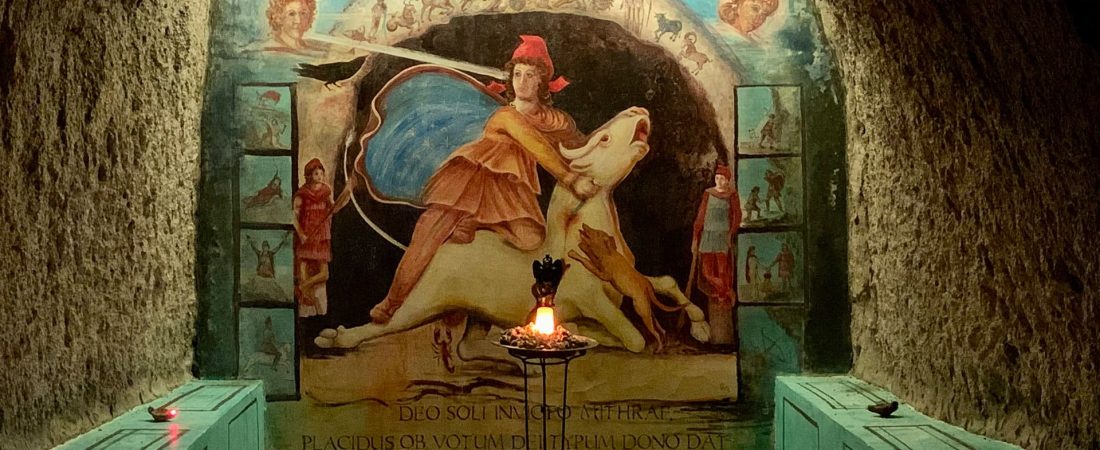 ROMA, 01/12/2022.- Bajo las calles de Roma, a 15 metros de profundidad, se esconde un oscuro laberinto excavado por esclavos que durante dos mil años sirvió a la Ciudad Eterna como cantera, cementerio, templo pagano o criadero de setas, y que ahora los curiosos recorren a pie o en bicicleta. En la imagen, Rreconstrucción de un templo de la religión del mitraísmo. EFE/ Raül Martínez Mendo