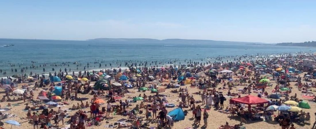 Gran Bretaña Miles de personas llenaron las playas tras el desconfinamiento y el gobierno amenaza con cerrarlas 1