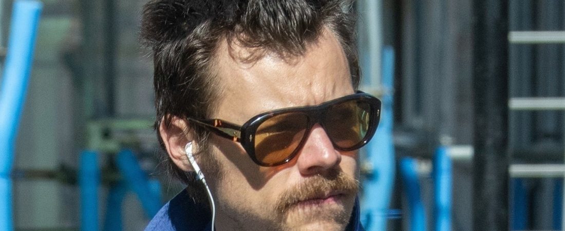 Harry-Styles-sorprende-con-bigote-al-estilo-setentero-en-Londres-intriper.jpg