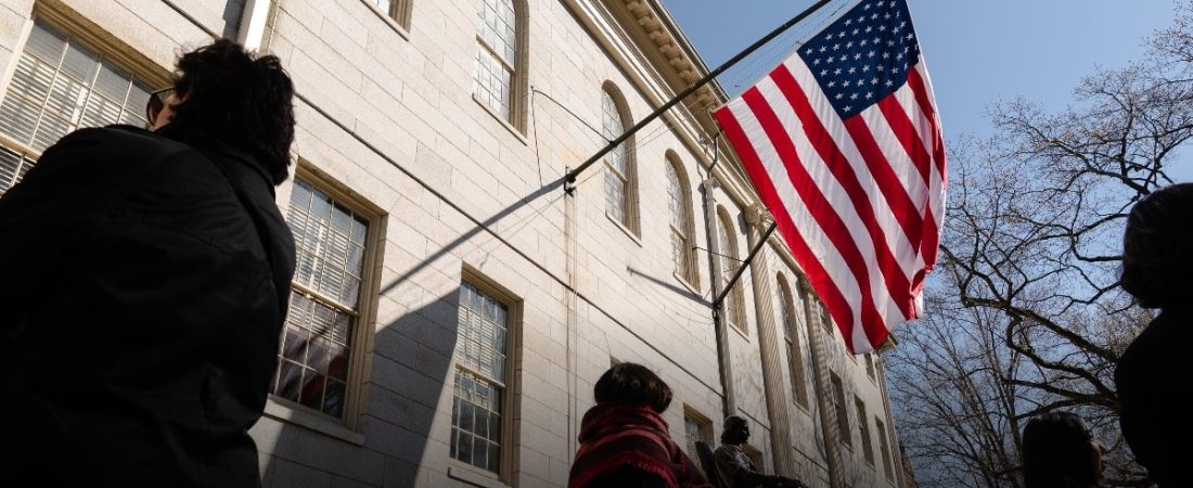Harvard-demanda-a-la-administracion-Trump-por-congelacion-de-fondos-federales-intriper.jpg
