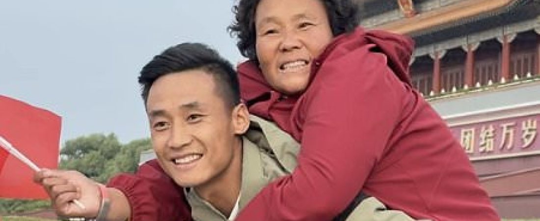 Hijo-ayuda-a-su-madre-paralizada-a-viajar-por-el-mundo-intriper.jpg