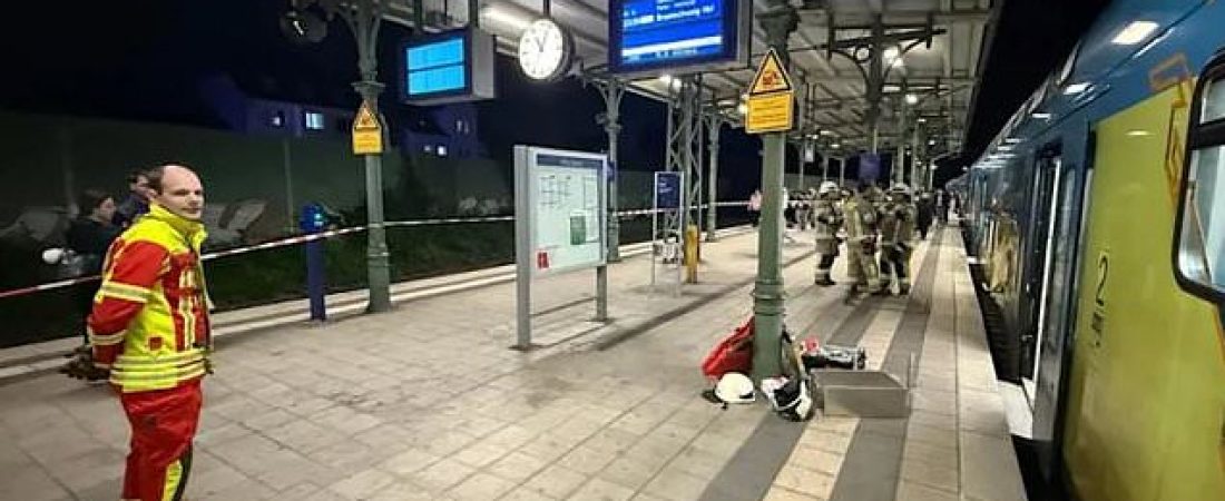 Hombre-recupera-AirPod-atascado-bajo-apoyabrazos-de-tren-intriper.jpg