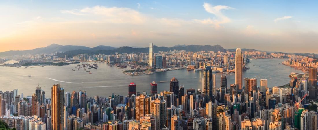 Hong Kong libera restricciones de Covid-19 viajeros