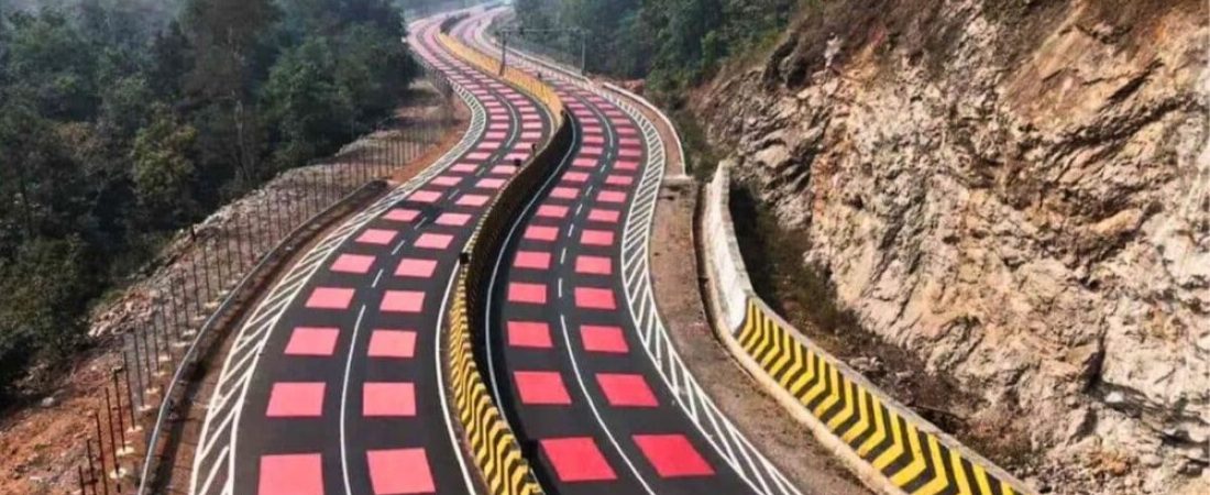 India-pinta-de-rojo-carreteras-en-reservas-naturales-3
