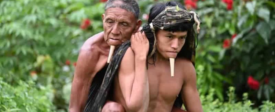 Indígena carga a su padre durante horas para que se vacune y la foto ha dado la vuelta al mundo