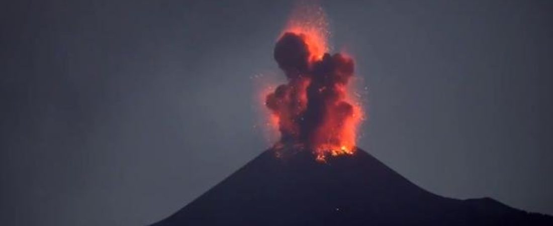 Indonesia El volcán Krakatoa entró en erupción y se registró actividad en otros 6 volcanes en su cercanía