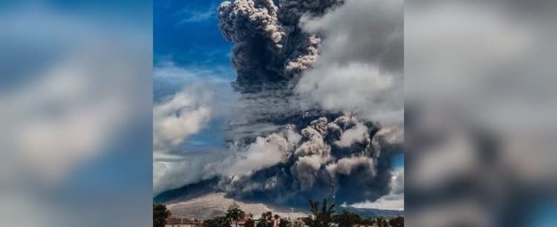 Indonesia El volcán Sinabung entró en erupción provocando impactantes columnas de humo