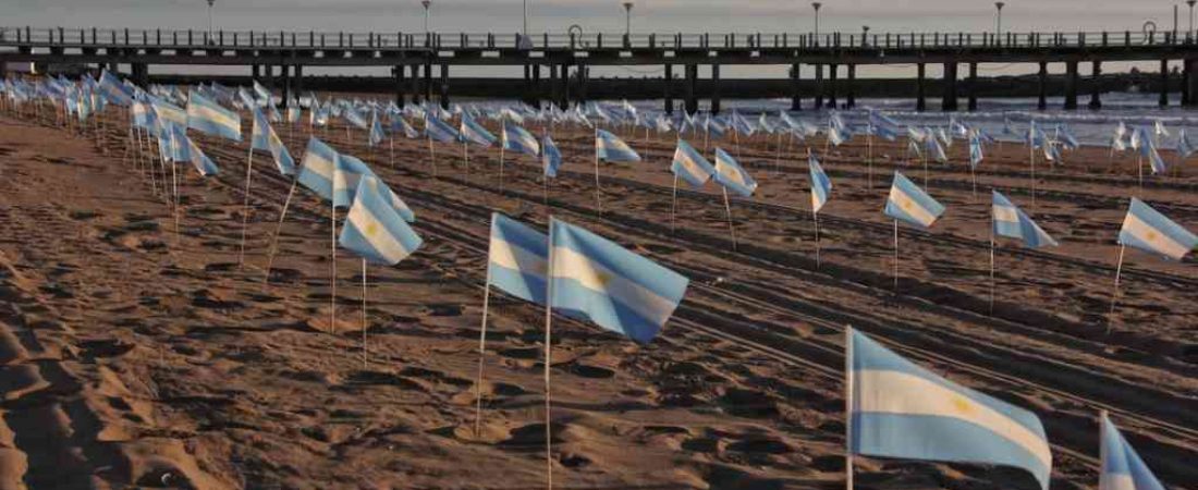 Instalan 504 banderas argentinas en playas de Mar del Plata para recordar a las víctimas del COVID-19 en la ciudad 1