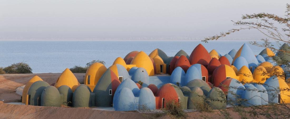 Irán Arquitectos diseñan en la isla de Ormuz un pequeño asentamiento formado por domos multicolores para revitalizar la economía local 1